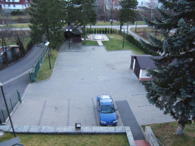Widok na parking Ośrodka Szkoleniowo-Wypoczynkowego "CIS".