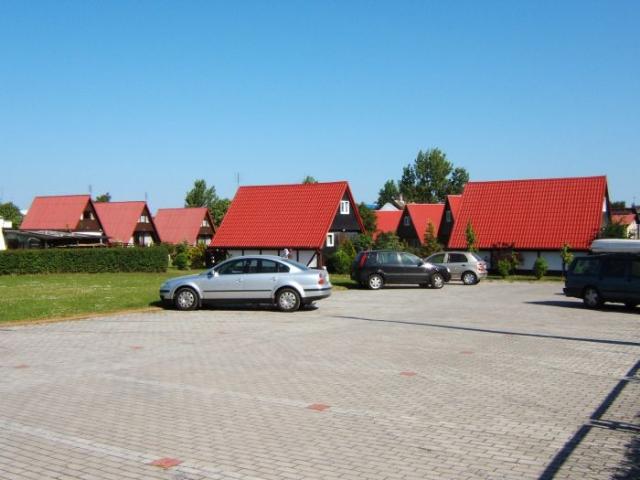 Widok na parking oraz kampingi typu BRDA od strony willi KRYSIA. Na zdjęciu (od lewej) widoczne kampingi o numerach: 1, 2, 3, 9, 5, 6, 7, 8. 